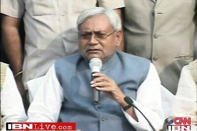 Nitish visits temple during his maiden visit to Pakistan