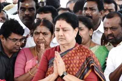At MGR Memorial, Sasikala Unveils Plaque Naming Her AIADMK Gen Secy. Kingmaker Eyeing Queen's Crown?