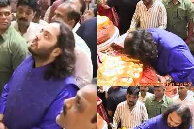 Anant Ambani Visits Lalbaghcha Raja, Falls on Idol's Feet and Offers Prayers; Watch Video