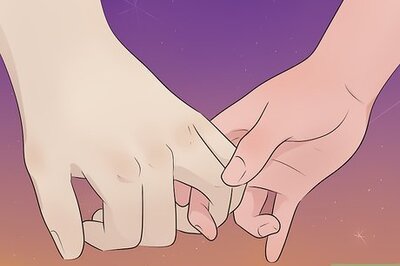 10 Flirty Ways to Ask Someone to Hold Hands