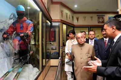 5 Injured as Vehicle in President's Convoy Falls in a Ditch