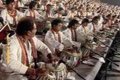 1,200 sitarists create magical music together