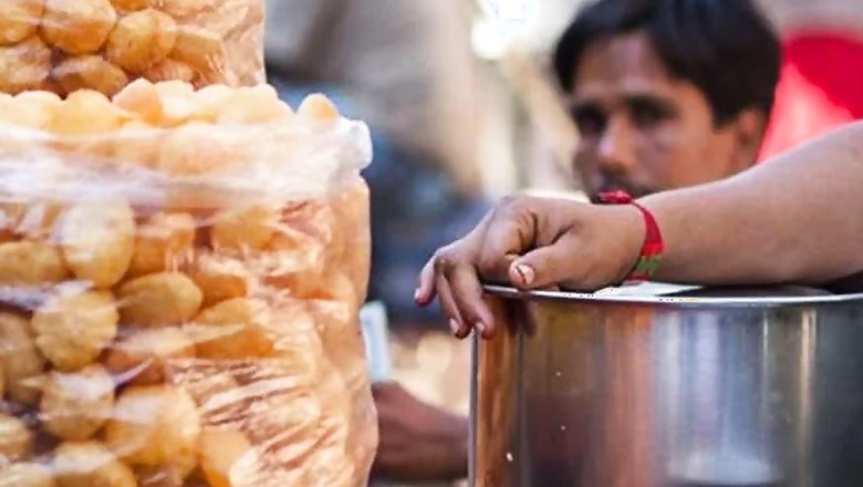 Gujarat Collector, SP Feast on Pani-Puris at Migrant Worker's Stall to Arrest Exodus