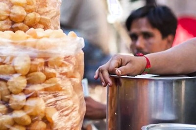 Gujarat Collector, SP Feast on Pani-Puris at Migrant Worker's Stall to Arrest Exodus