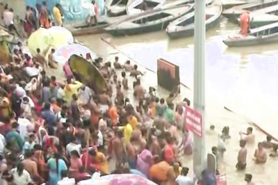 ‘Not Afraid of Covid’: Devotees Flout Rules, Hundreds Throng Kashi Vishwanath Temple in Varanasi