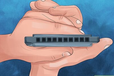 How to Hold a Harmonica