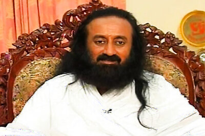 Sri Sri Ravi Shankar slams Rampal, says no leader is above law