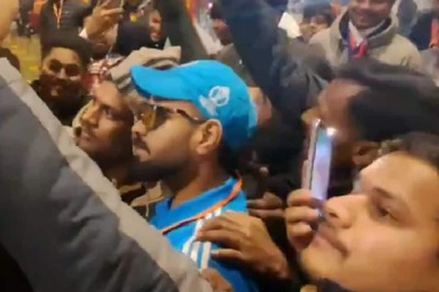 Virat Kohli Spotted in Ayodhya? Dressed in Indian Jersey, Cricketer's Lookalike Mobbed By Fans