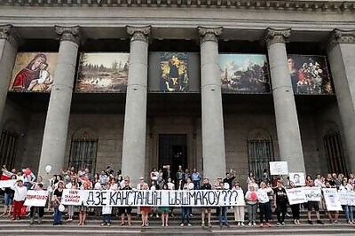 Lukashenko tries to keep security forces on side with medals, appeal