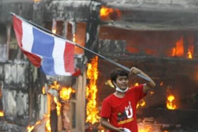 Thai crisis deepens, army vows to restore peace