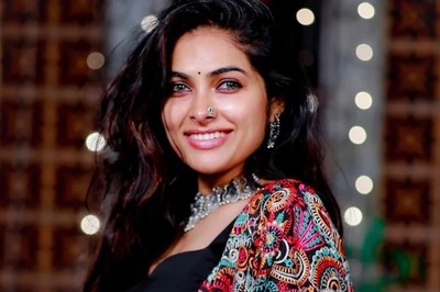 Telugu Actress Divi Vadthya Flaunts Her Back In Black Cotton Saree