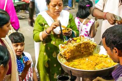 Navratri 2021: Street Foods One Must Have if They are in Kolkata During Durga Puja; See Photos