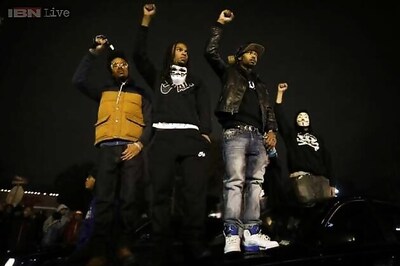 US: Ferguson protests flare into violence after no indictment in Brown death