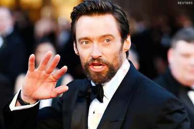 Hugh Jackman hurts his finger onstage, the wound bleeds for an hour