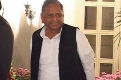 Poll panel gets tough: Mulayam admits mistake, not bribe