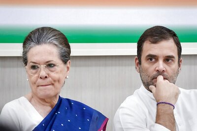 Suspense over Rahul's Successor Ends, Sonia Gandhi Named Interim Congress Chief after CWC Meeting