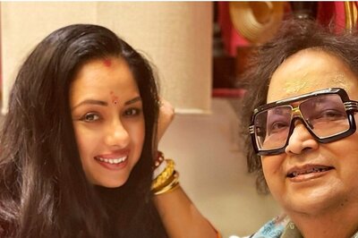 Anupama Aka Rupali Ganguly Attends Bappi Lahiri's Last Rites At The Crematorium; Watch Video