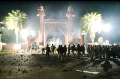 21 Arrested After Night of Violence in AMU; Situation Tense as Over 100 Students Injured in Police Action