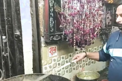 At This 105-year-old Jabalpur Eatery, Man Takes Out Mangodes From Hot Oil With Bare Hands