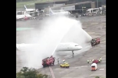 Flight UK 1845 Carrying Team India from Delhi Receives Water Salute at Mumbai Airport: WATCH