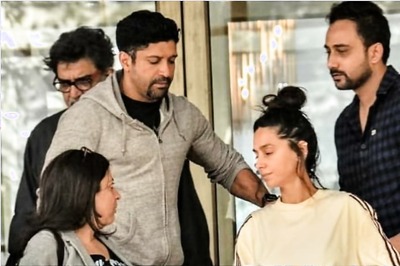 Farhan Akhtar, Shibani Dandekar Visit Ailing Shabana Azmi in Hospital, See Pics