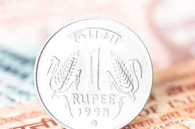 Rupee Falls 8 Paise to Close at 82.32 Against US Dollar