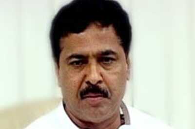Pramod Mahajan's wife faints in court