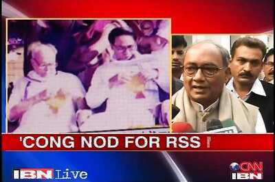 RSS, Digvijaya clash over photo row
