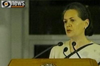 On UPA's b'day, Sonia pats Manmohan
