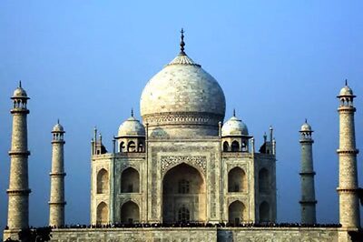 Agra tourists get their daily dose of cultural treat