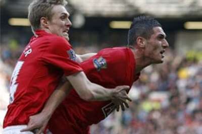 United back as EPL leader after late winner over Villa