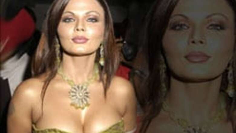 Rakhi croons, says she's 'hot enough'