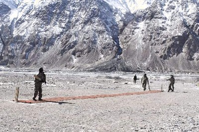 Indian Army Soldiers Enjoy A Cricket Break in Sub-zero Temperatures Near Galwan Valley | See Pics