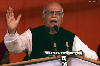 Advani favours voting rights to Indians settled abroad