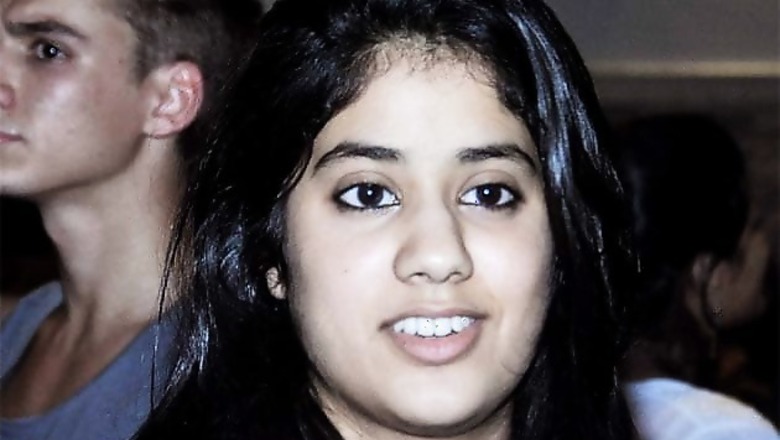 Sridevi's daughter Jhanvi steps out with friends without mom in tow
