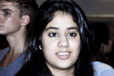 Sridevi's daughter Jhanvi steps out with friends without mom in tow