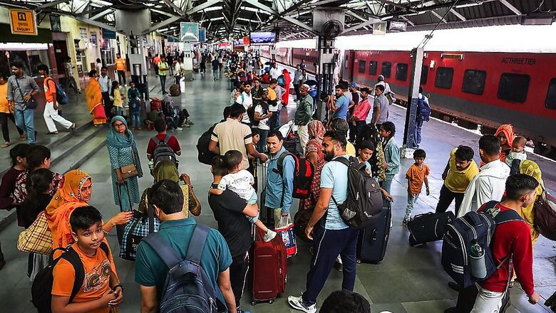 Sale of Platform Tickets Suspended at Anand Vihar, New Delhi Railway Stations to Manage Overcrowding