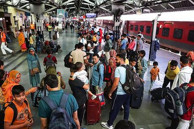 Sale of Platform Tickets Suspended at Anand Vihar, New Delhi Railway Stations to Manage Overcrowding