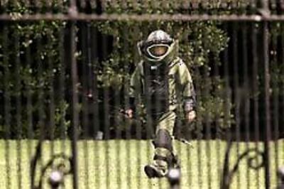 Man tries to jump into White House