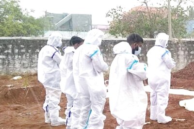 'No Rivers to Dump Bodies': On Mumbai Covid Deaths, Mayor's 'UP Corpses on Ganga Shore' Jibe