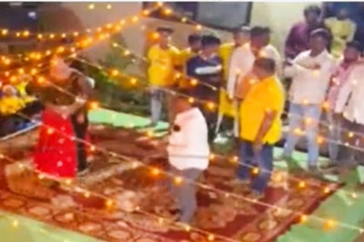 Karnataka Cong Worker Captured Throwing Money at Dancer, Video Goes Viral; BJP Calls it ‘Party Culture’