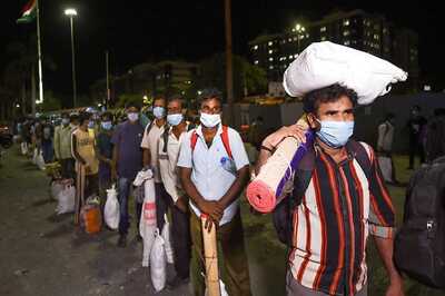 Afraid of a Second Complete Lockdown, Migrant Workers Leave Mumbai for Their Hometowns
