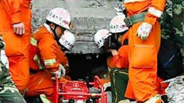 Thousands flee China quake area over flood fears