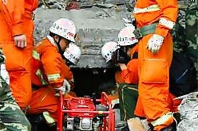 Thousands flee China quake area over flood fears