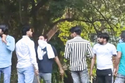 JNU Students Clashed, Masked Youth Seen Carrying Lathis Inside Campus | Watch
