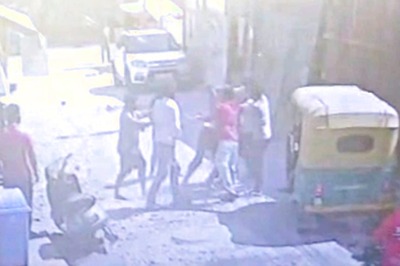Bengaluru Bakery Owner Assaulted by Four Miscreants Allegedly over Cigarette Packs | On Video