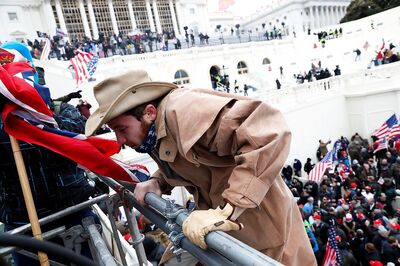 New Radio, Video Footage from US Capitol Riot Shows Coordinated Attack and Officers' Restraint