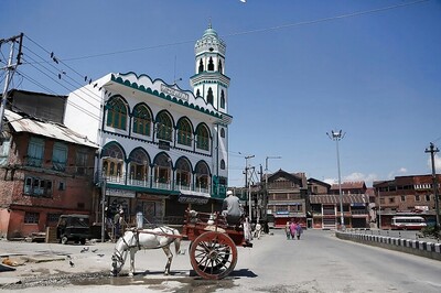 Barring Pulwama, Mobile Phone Services Restored After 3 Days in Kashmir