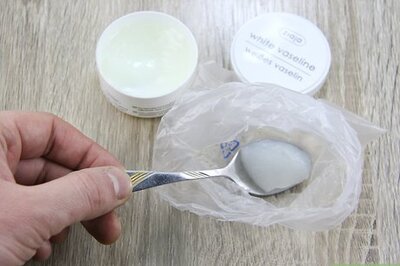 How to Make Lip Gloss Using Vaseline and Lipstick