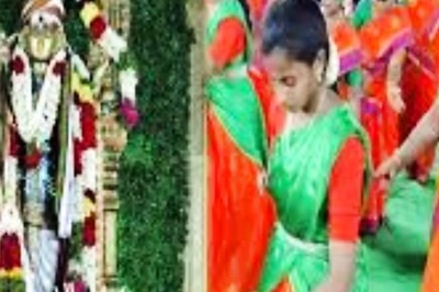 100 Dancers In Matching Outfits Celebrate Tamil Tradition With Energetic Valli Kummiyattam